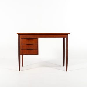 Escritorio danés de teca de mediados de siglo con tres cajones, década de 1960.