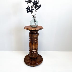 Vintage geschnitzter Holzsockel | Blumenständer mit geschnitztem Dekor | Säule