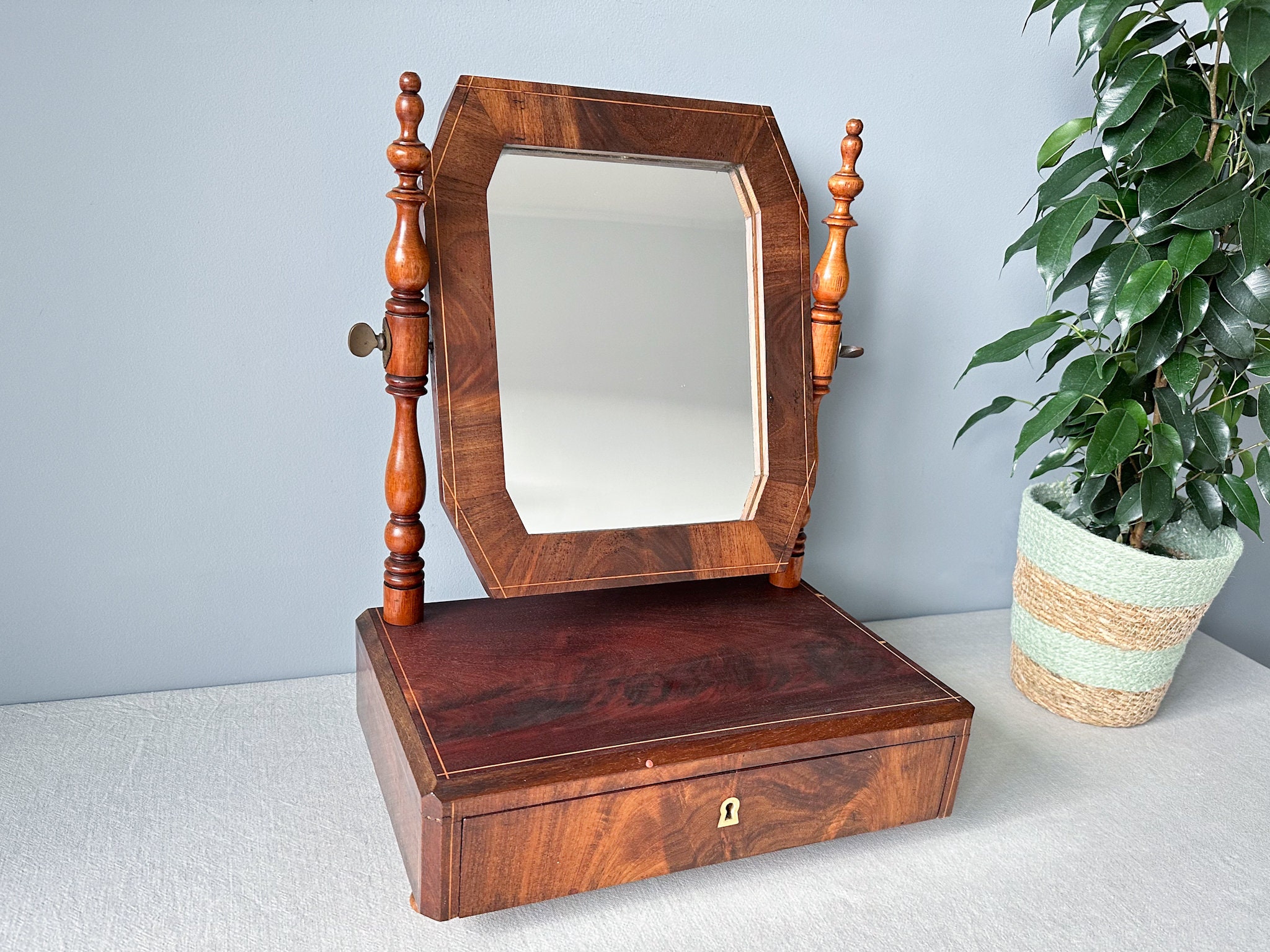 Image of Portable medicine cabinet, early 19th century (mahogany)