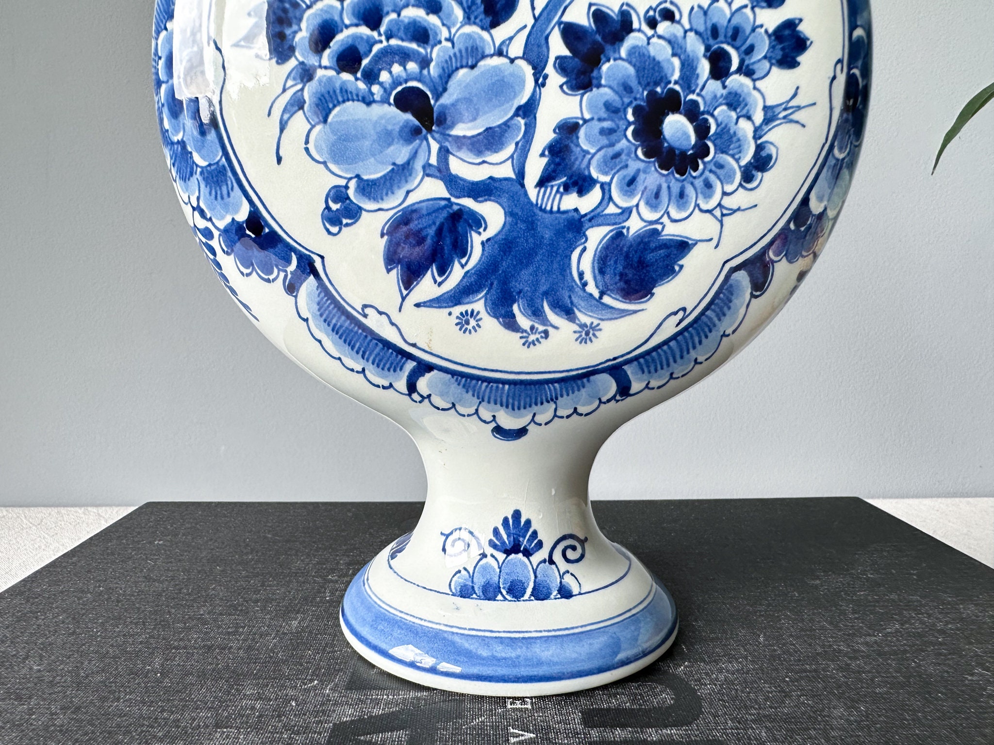 ロイヤル　デルフト　花紋飾壺 ヴィンテージ ロイヤル デルフト 花瓶：手描きのデルフト焼きの花飾り