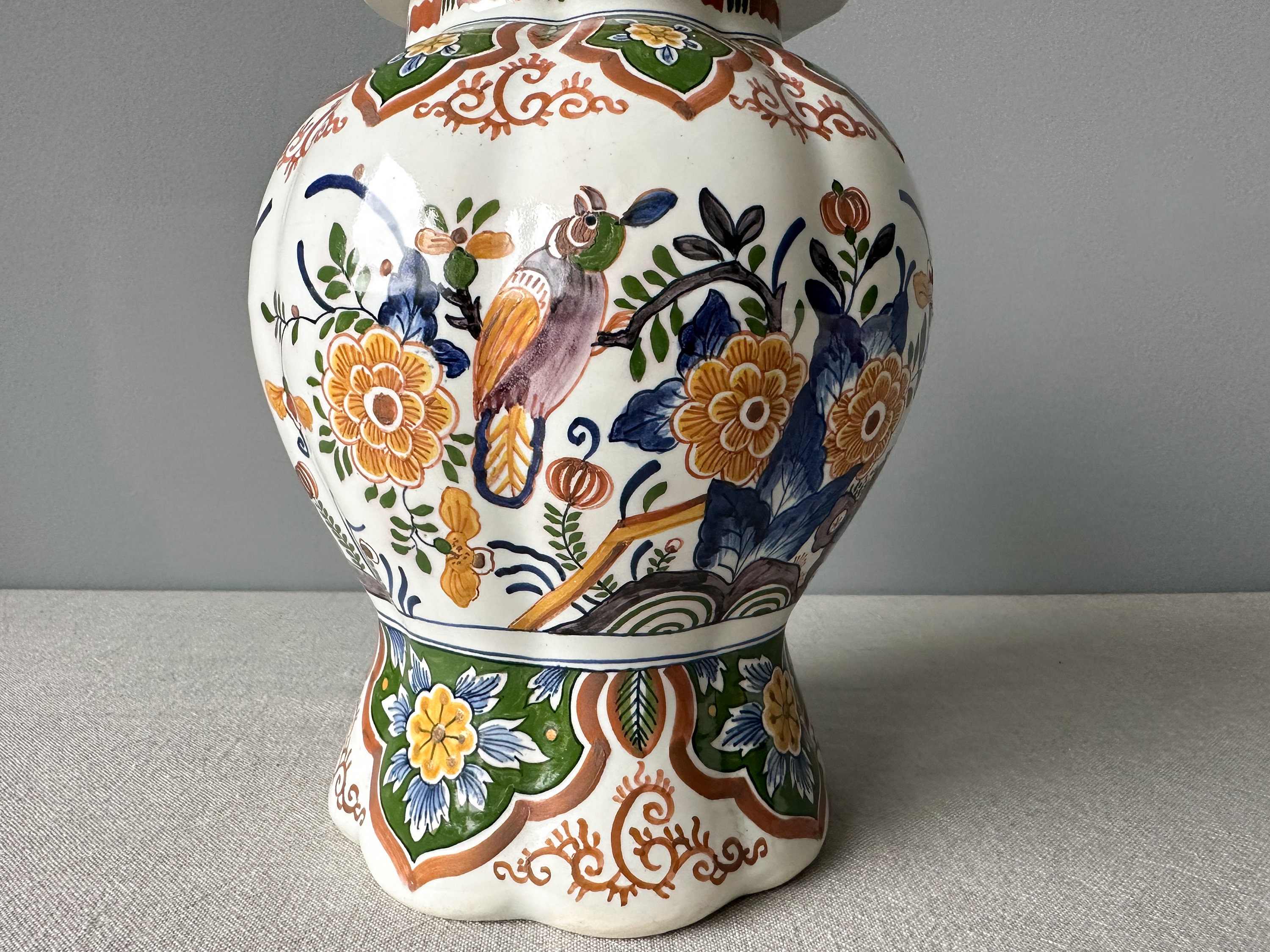 アンティークの希少なデルフト ポリクローム 手描き蓋付き花瓶