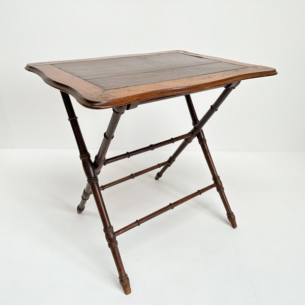 Table pliante vintage en imitation bambou avec plateau en cuir