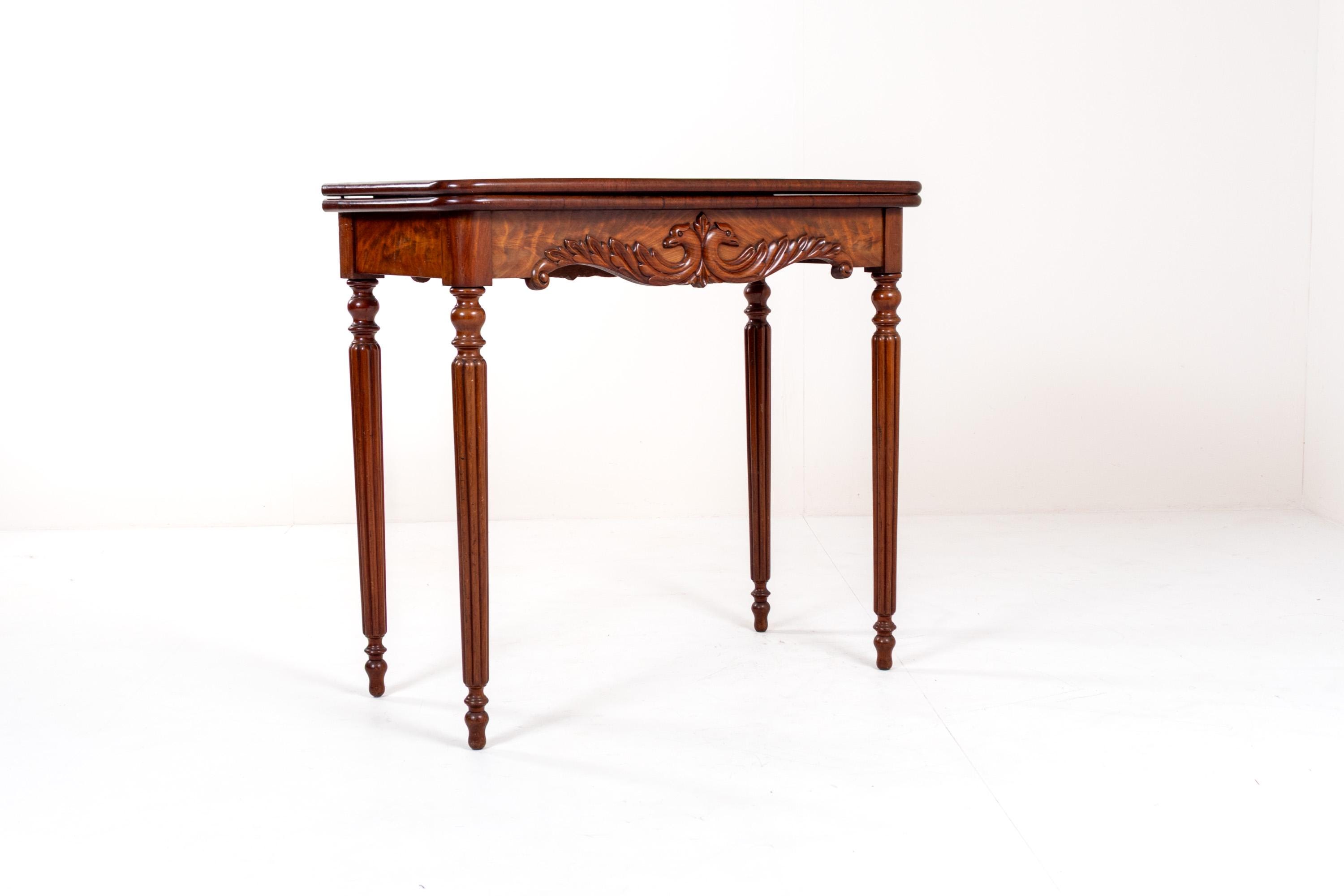 アンティークの彫刻入りマホガニー折りたたみゲームテーブル、19世紀