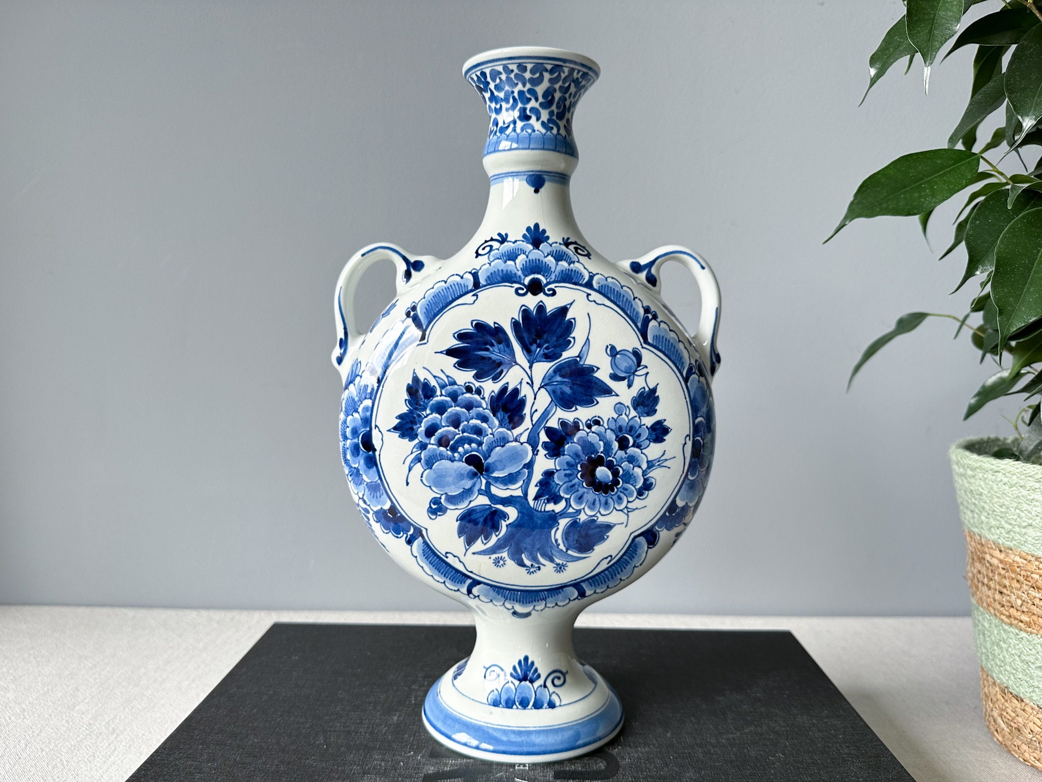 ヴィンテージ ロイヤル デルフト 花瓶：手描きのデルフト焼きの花飾り