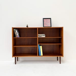 Librería danesa vintage de palisandro: estantería moderna de mediados de siglo