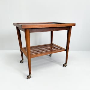 Vintage moderne houten barwagen uit het midden van de eeuw met lattenbodem