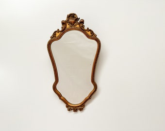 Miroir vintage avec cadre doré, ornements décoratifs et verre biseauté - Deux en stock !