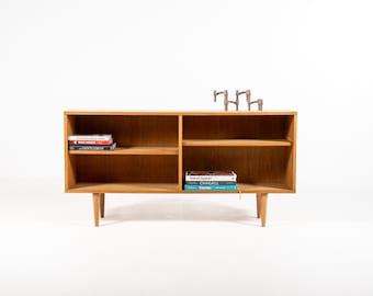 Librería/mueble para TV bajo de roble vintage, Dinamarca, década de 1960.