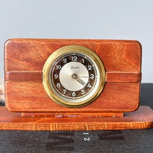 Vintage houten bureauwekker: retro decor uit het midden van de eeuw