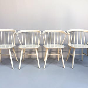 Vintage Set mit 4 weiß lackierten Spindelstühlen von Nesto, Schweden, 1960er