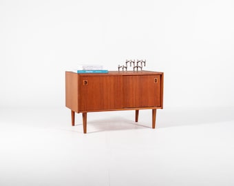 Dänisches Mid-Century Teak Sideboard mit Schiebetüren — 1960s
