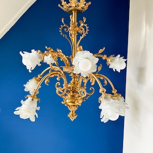 Großer verzierter Bronze-Leuchter mit Blumenschirmen aus Milchglas - 10 Lichter