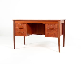 Escritorio danés de teca de estilo vintage de los años 60 con seis cajones.