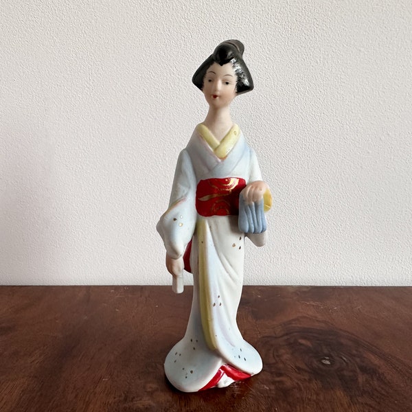 Figurine vintage de Lady asiatique 7" de haut, Figurine femme, cadeau Unique, Sculpture vintage, Figure de Bisque peinte à la main, Figurine de Geisha en céramique