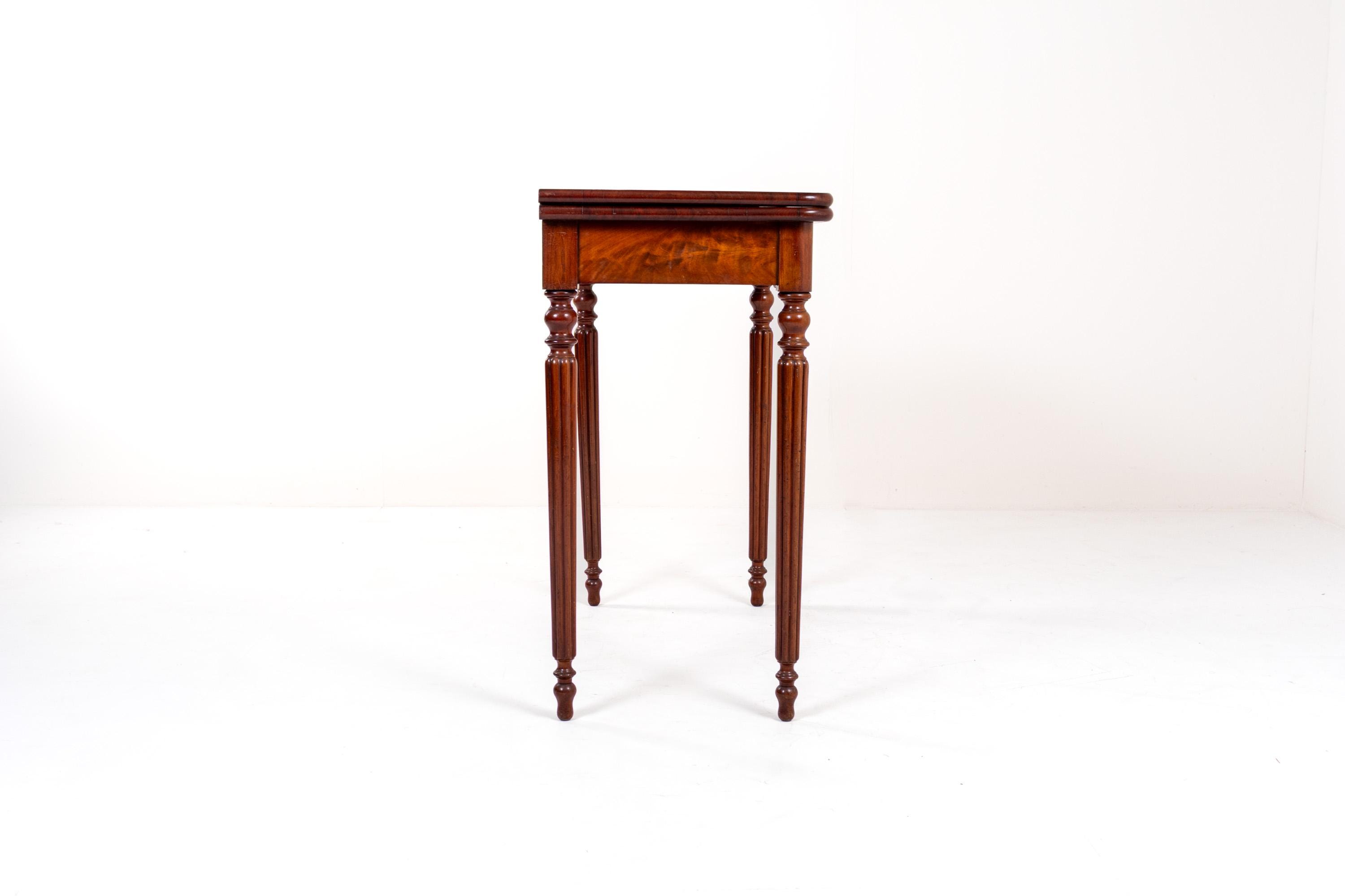 Coco　マホガニー アンティーク ゲームテーブル フォールディング アンティークの彫刻入りマホガニー折りたたみゲームテーブル、19世紀