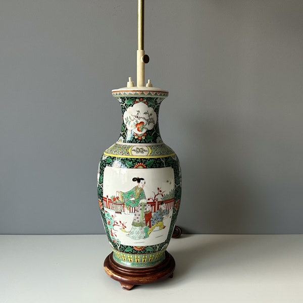 Vintage Restaurierte chinesische Keramik Stehlampe auf Holzsockel