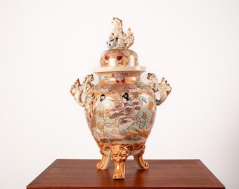 Antik japansk Satsuma-lergods med täckning Koro (rökelsekar), Meiji-perioden, ca 1900