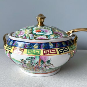 Vintage Rose Medallion Tureen: Patrón de porcelana china Famille Rose