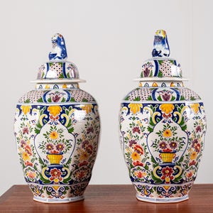 Antyczne wazony Boch Frères Delft – para fajansowych słoików z pokrywkami i zdobieniami w kształcie lwów