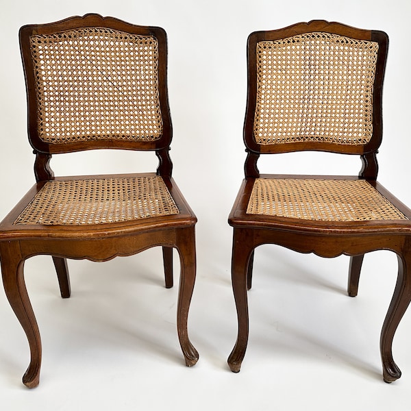 Ensemble vintage de deux chaises avec assise et dossier cannés
