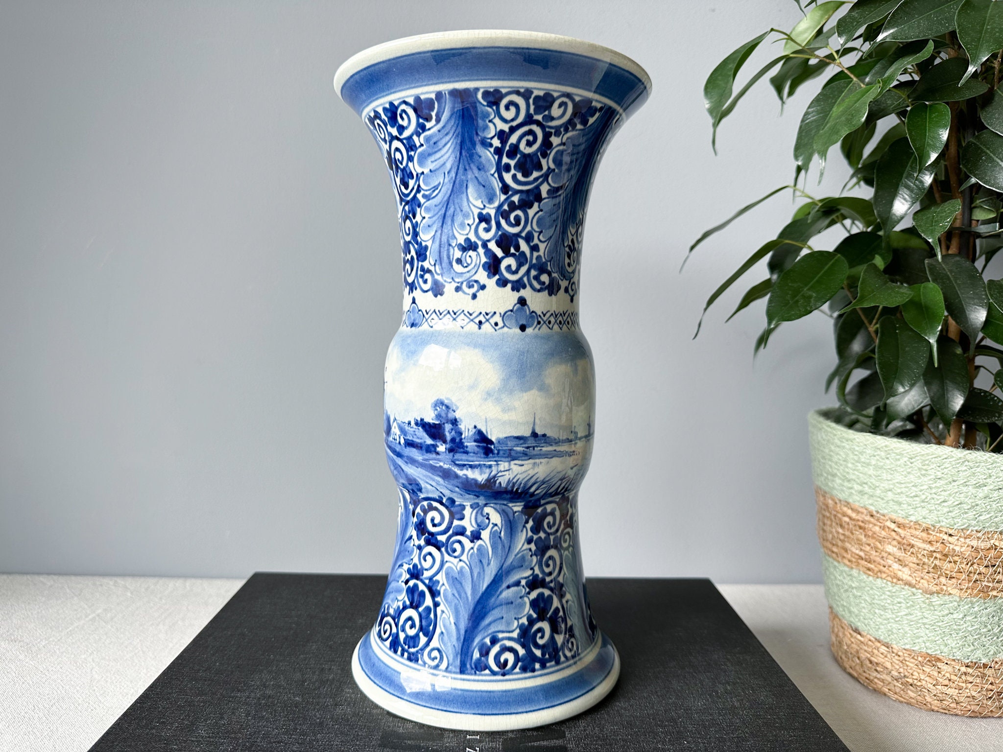 ロイヤルデルフト　破格！オランダのビンテージ超大型花瓶で細かく描き込まれた美術品 オランダ ロイヤルデルフト フラワーベース アンティーク 共箱