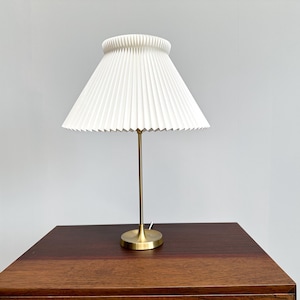 Vintage Le Klint 307 Tischlampe: Messing & plissierter Kunststoffschirm