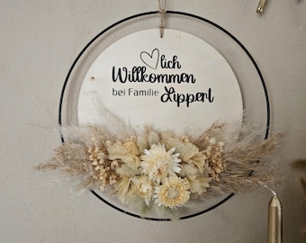 Gepersonaliseerde houten schijf met hangende gedroogde bloemen | Bloemenkrans met houten schijf | Huwelijksgeschenk | Voordeurkrans | Cadeau voor een housewarming