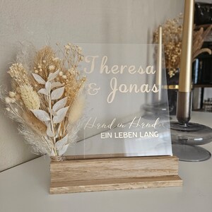 Personalized acrylic disc with wooden stand & dried flowers | Boho wedding decoration | Wedding gift | White beige | Table sign