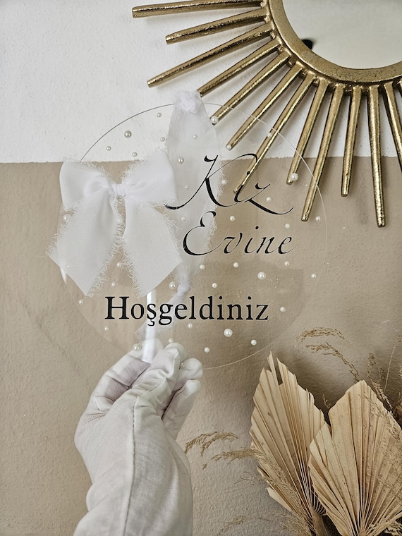Acrylscheibe Kiz evine hosgeldiniz | Brautdekoration mit Perlen | Willkommensscheibe Brautabholung | Isteme Dekoration | Stoffschleife weiß