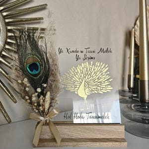 Yezidische Dekoration mit Trockenblumen und Holzaufsteller | Acrylplatte beige und gold | Pfaufeder | boho | Hausgeschenk | Tausi Melek