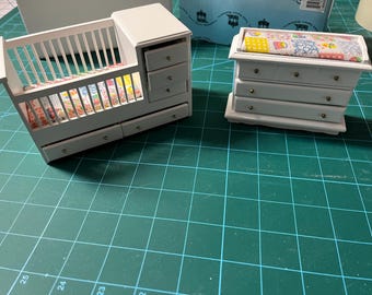 Cuna y cambiador casa de muñecas miniatura