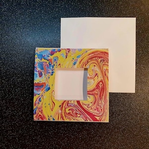 Cartão de abertura multicolorido em branco com padrão marmorizado
