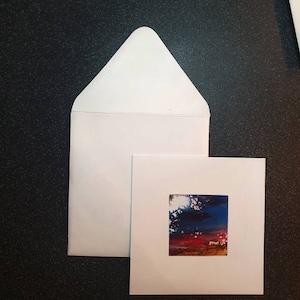 Cartão de abertura multicolorido em branco com design de tinta