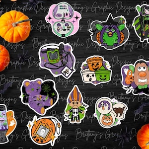 Könnte beinhalten: Ein Set mit zehn Halloween-Stickern mit verschiedenen Figuren und Objekten aus den 90er Jahren. Die Sticker sind auf schwarzem Hintergrund mit weißen Umrissen. Die Figuren umfassen einen lila Teddybär, ein grünes Monster, eine Trollpuppe, eine lila und grüne Kreatur und eine Mr. Potato Head. Die Objekte umfassen ein lila und grünes Tamagotchi, ein grünes Game Boy, eine lila und grüne Lavalampe und einen Kürbis.