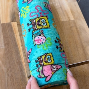 Könnte beinhalten: Ein Set aus drei Keramikvasen in verschiedenen Höhen und Formen. Die Vasen sind mit einer matten, weißen Oberfläche versehen und bieten eine minimalistische Ästhetik. Die höchste Vase ist etwa 25 cm hoch.