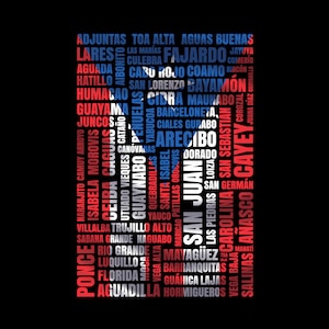 Może przedstawiać: Chmura słów z nazwami miast i miasteczek w Portoryko, ułożona w kształt flagi Portoryko. Flaga jest czerwona, biała i niebieska z gwiazdą w środku. Chmura słów jest w czarnym kolorze.