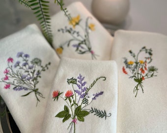 Wildflowers Embroidered Tea Towel - Fluffy Turkish towel- Fingertip- Housewarming - Set of 4 - Floral powder room decor - Gift for Mom’s