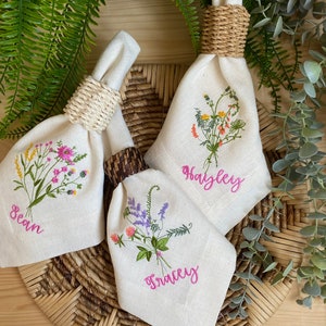 Personalisierte Hinterhof Hochzeit Servietten - Individuell gesticktes Leinen mit Monogramm & Wildblumen Design - Elegante Tischdekoration für Celebra im Freien