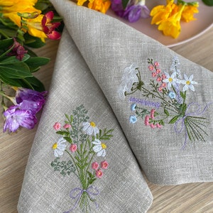 Wildflowers bouqet linen napkins | Backyard Wedding Napkins | Spring Table Napkins | Embroidered Flower Napkins | Vintage Napkins |