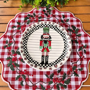 Holly Christmas Placemat Tischdekoration, Scalloped Edge Mat, besticktes Tischset, Weihnachtsessen, Geschenk für sie, Hostess Geschenk