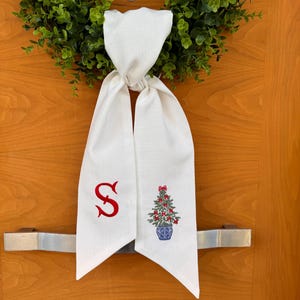Personalized Monogram Wreath Sash with Christmas Tree Embroidery – Durable Outdoor Fabric Holiday Decor