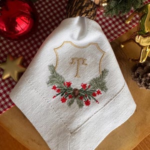 Servilletas de lino navideñas personalizadas: servilletas navideñas con monogramas y bordados de piñas y acebos: elegante decoración para la mesa navideña
