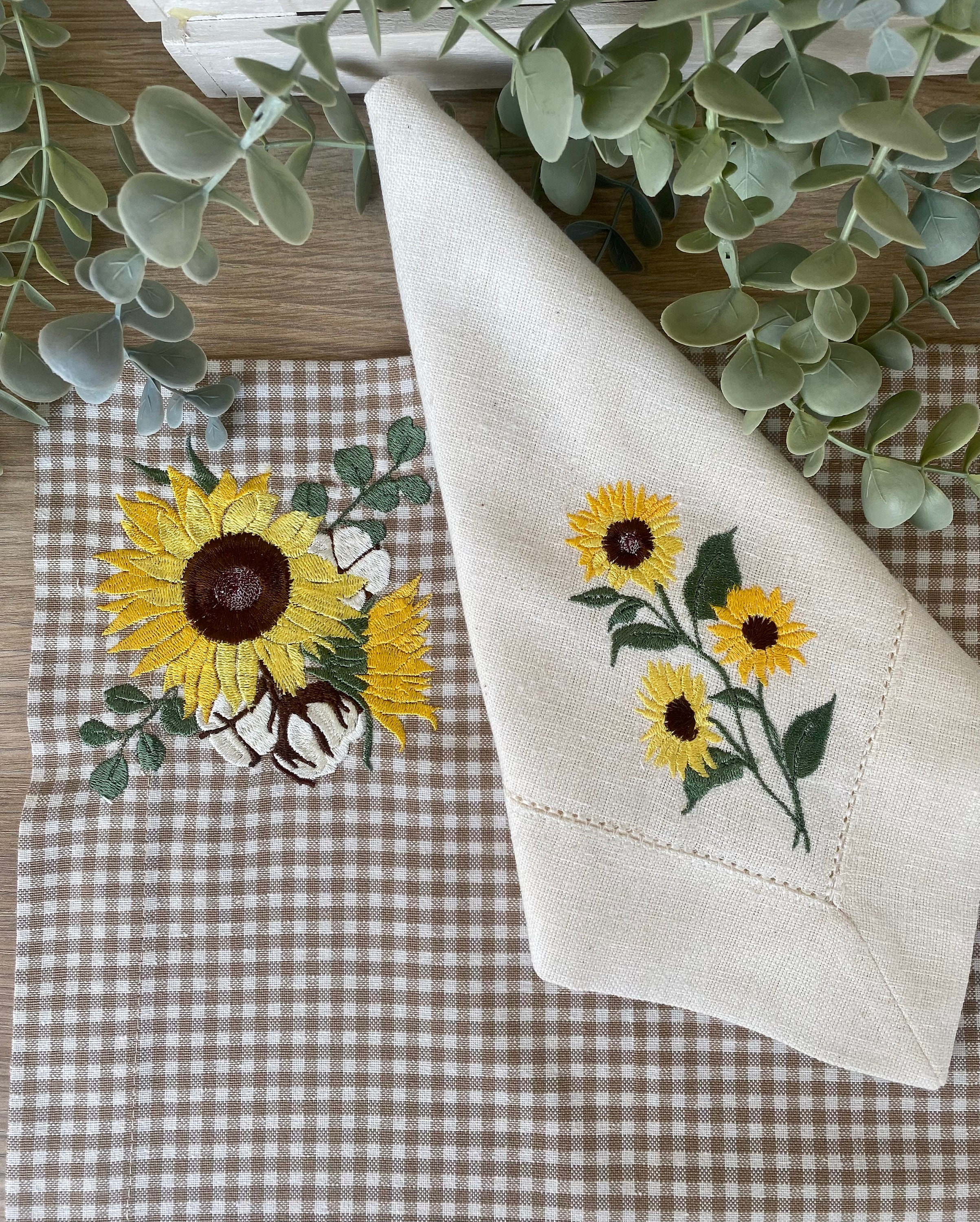 Sunflower linen napkins Backyard Wedding Dinner Napkins Embroidered sunflower napkins Sunflower party Wedding Napkins