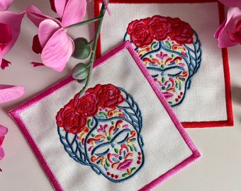 Serviettes de cocktail brodées d'inspiration Frida Kahlo - Conception vibrante de tête de mort en sucre, serviettes de table en lin florales faites main, articles de bar uniques, coffret cadeau
