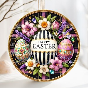 Puede incluir: Un adorno redondo, a cuadros negros y blancos, con un borde dorado. El adorno presenta tres huevos de Pascua decorados, flores y el texto "Feliz Pascua".