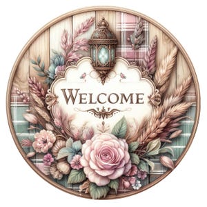 Puede incluir: Cartel de bienvenida redondo de madera con un diseño floral y a cuadros. El letrero presenta la palabra "WELCOME" en una elegante escritura, rodeada de una gran rosa rosa, hierba de la pampa y otras flores. Una linterna decorativa está en la parte superior.