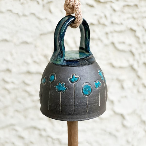 Campana colgante de cerámica hecha a mano con flores azules, 6" x 4"