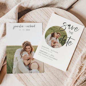 Może przedstawiać: Kartka z zaproszeniem na ślub z fotografią pary w polu. Kartka jest biała z czarnym tekstem, który brzmi "Save the Date" i "Jennifer & Richard biorą ślub" z datą "11 listopada 2023" i miejscem "Los Angeles, Kalifornia".