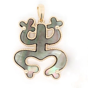 El Coqui Taino de Puerto Rico in Grey Mother of Pearl / 14K yellow gold