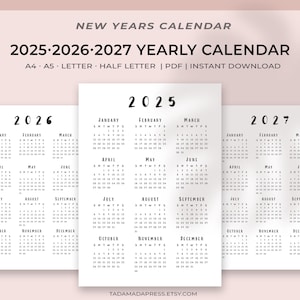 Peut inclure: Trois pages de calendrier imprimables pour les années 2025, 2026 et 2027. Chaque page présente un design simple en noir et blanc avec les mois de l'année listés dans un format de grille.